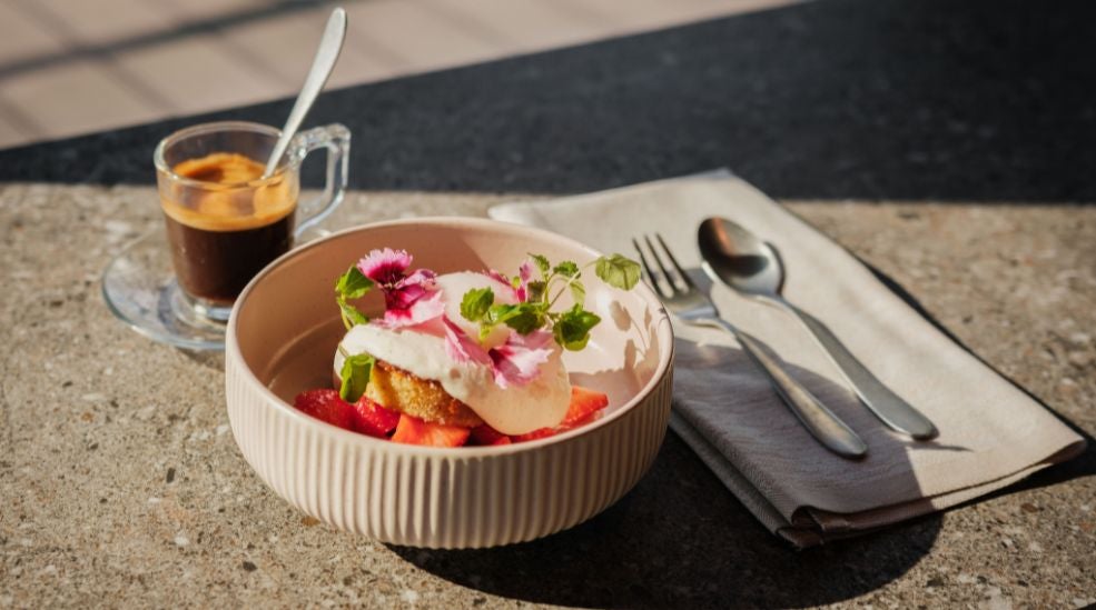 Sommerpakke: 3-retters middag, hotell & frokost