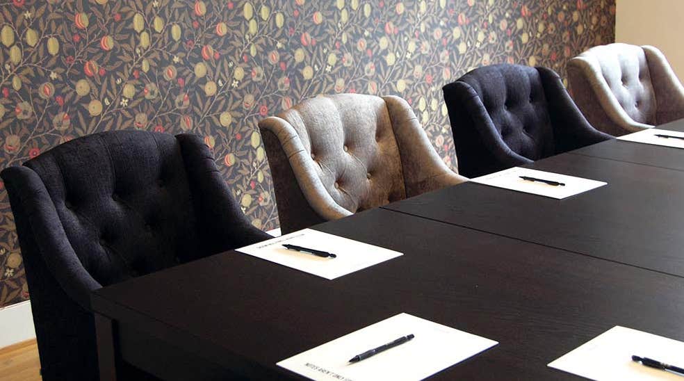 Konferensrum med stoler og blokk med penn på Clarion Collection Hotel Bolinder Munktell Eskilstuna 