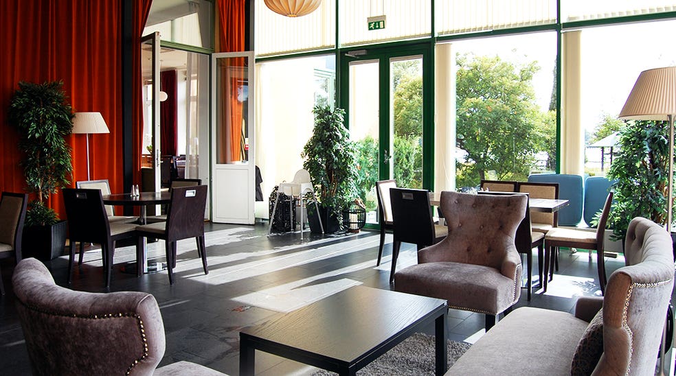 Matsal og lounge overblikk med stoler og utsikt på Clarion Collection Hotel Bolinder Munktell Eskilstuna 
