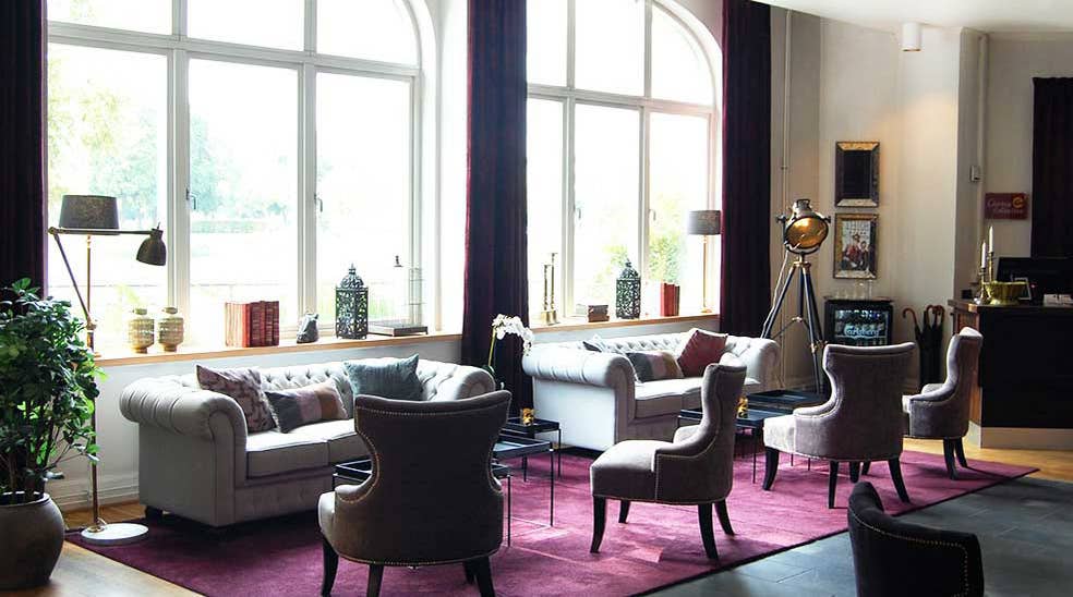 Lobby oversikt med lenestoler og sofa mot vindu på Clarion Collection Hotel Bolinder Munktell Eskilstuna 