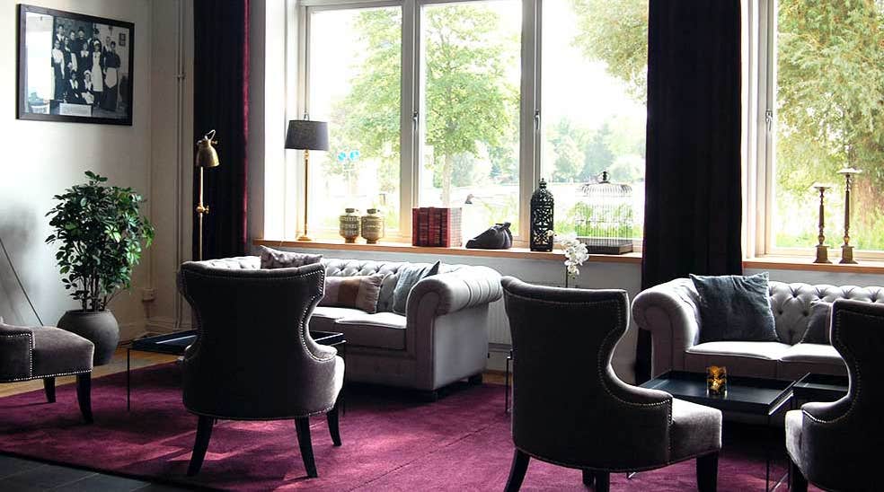 Lobby oversikt med lenestoler og sofa på Clarion Collection Hotel Bolinder Munktell Eskilstuna