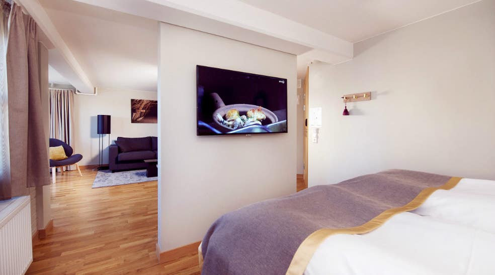 Dobbeltseng og TV i Deluxe dobbeltrom på Clarion Collection Hotel Bryggeparken