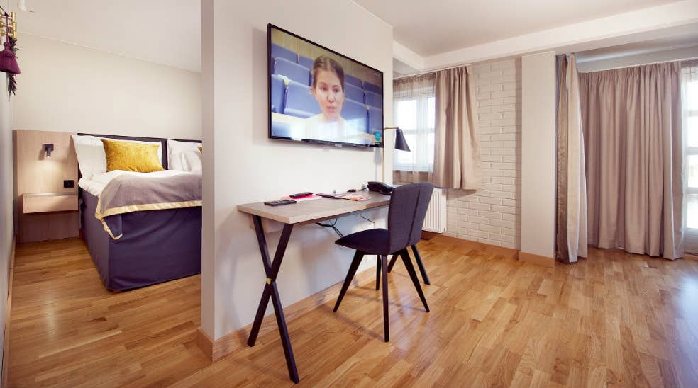 Skrivebord og TV i deluxe rom på Clarion Collection Hotel Bryggeparken