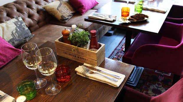 Vinglass, sofa og lenestol i restauranten på Clarion Collection Hotel Drott