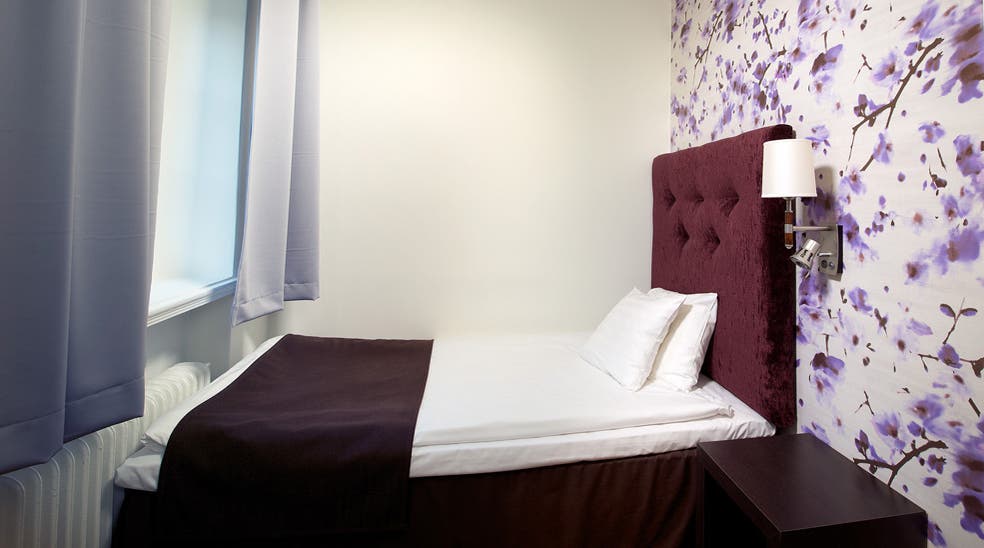 Standard enkeltrom seng med lampe og puter på Clarion Collection Hotel Grand Sundsvall
