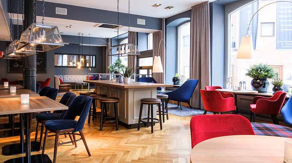 Sitte og spiseområde i restauranten med stoler ved Clarion Collection Hotel Temperance i Malmø
