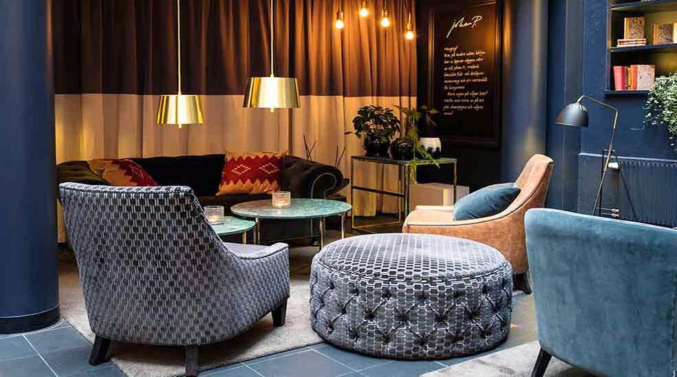 Sitteområde i lobbyen og baren med stoler og sofaer med fine detaljer ved Clarion Collection Hotel Temperance i Malmø