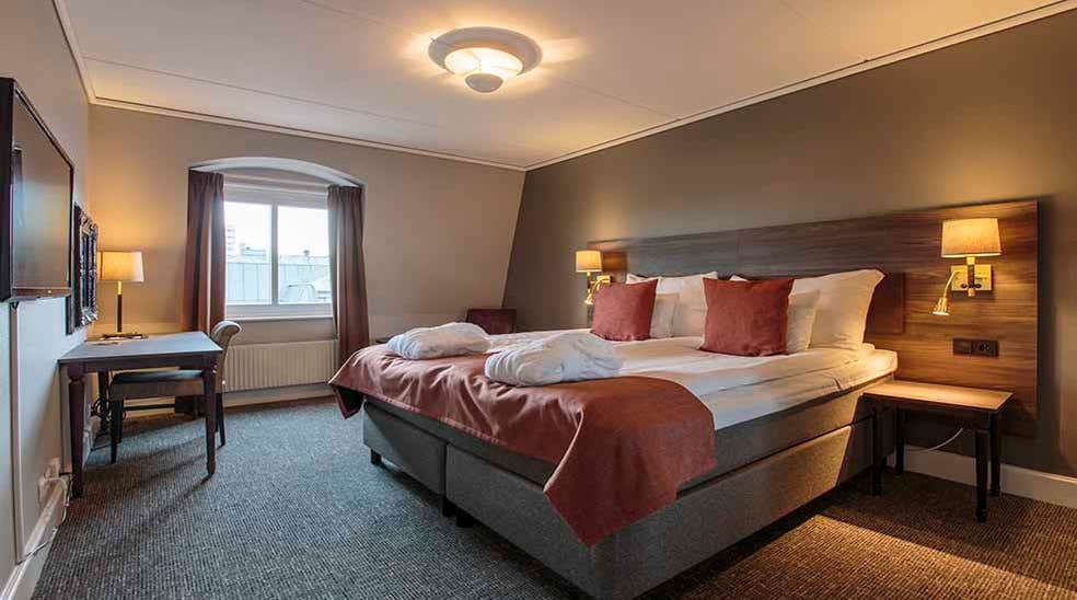Suite dobbeltrom med dobbeltseng og skrivepult ved Clarion Collection Hotel Uman Umeå