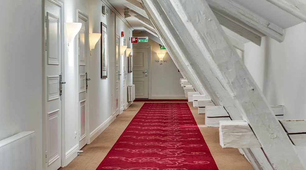 Gang med rødt teppe ved Clarion Collection Hotel Victoria Jönköping