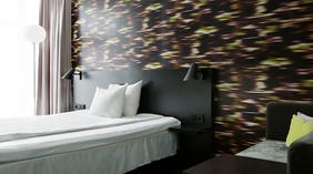 Standardrom en dobbel seng og tapet ved Comfort Hotel Union Brygge Drammen