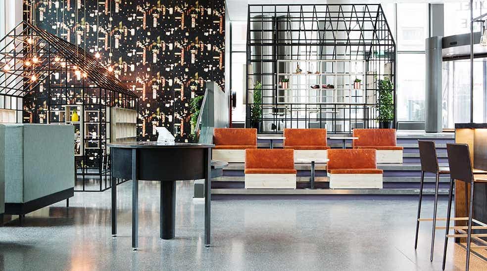 Lobby med interiørdetaljer, sofa, stoler og huskestativ ved Comfort Hotel Union Brygge Drammen