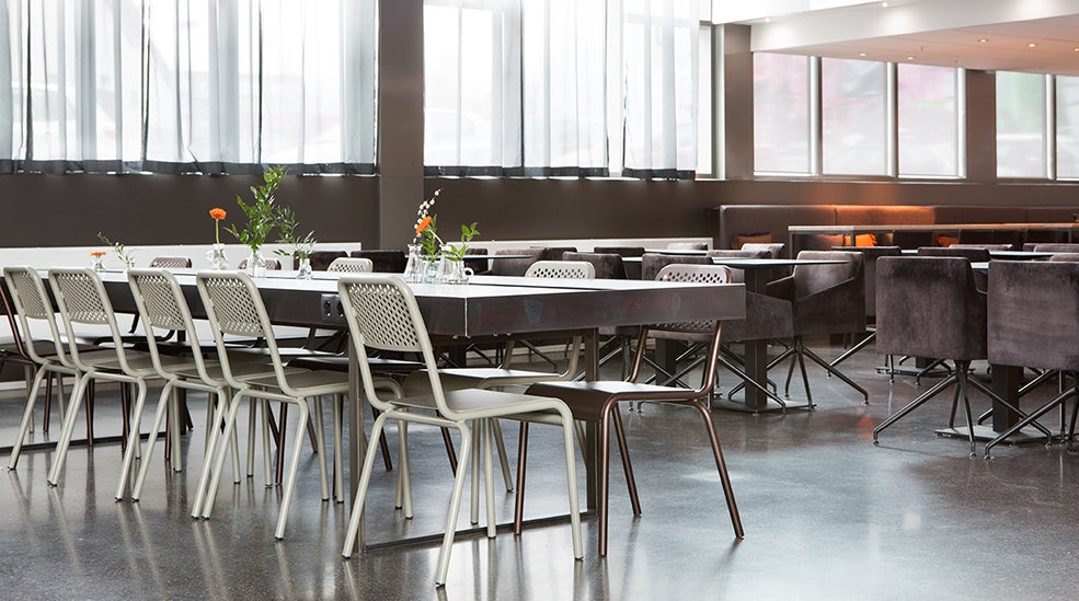 Lobby med lanbord og stoler i metal ved Comfort Hotel Union Brygge Drammen