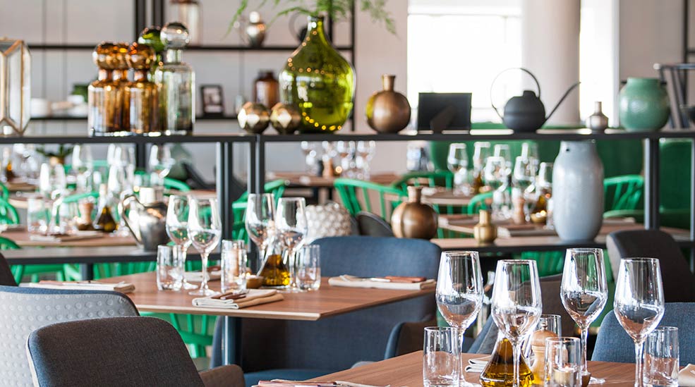 Hyggelige bord på Restaurant Kava i Frösön