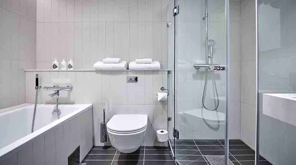 Stilrent baderom med toalett, dusj, og bad ved Nordic Light Hotel i Stockholm