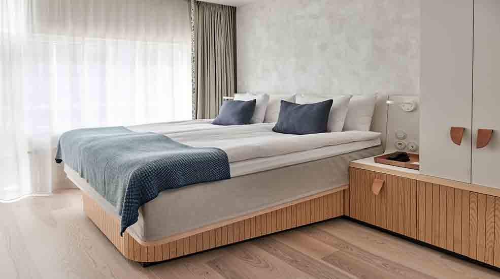 Dobbeltseng og garderobe i Moderate hotellrom med vindu på Nordic Light Hotel i Stockholm