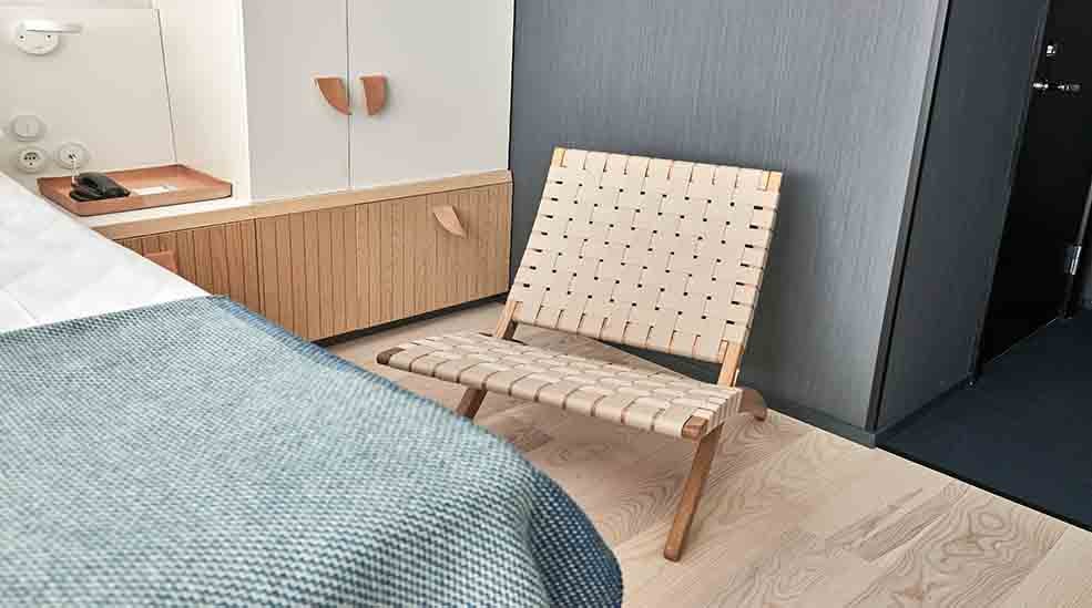 Stol i skandinavisk design i Moderate hotellrom på Nordic Light Hotel i Stockholm