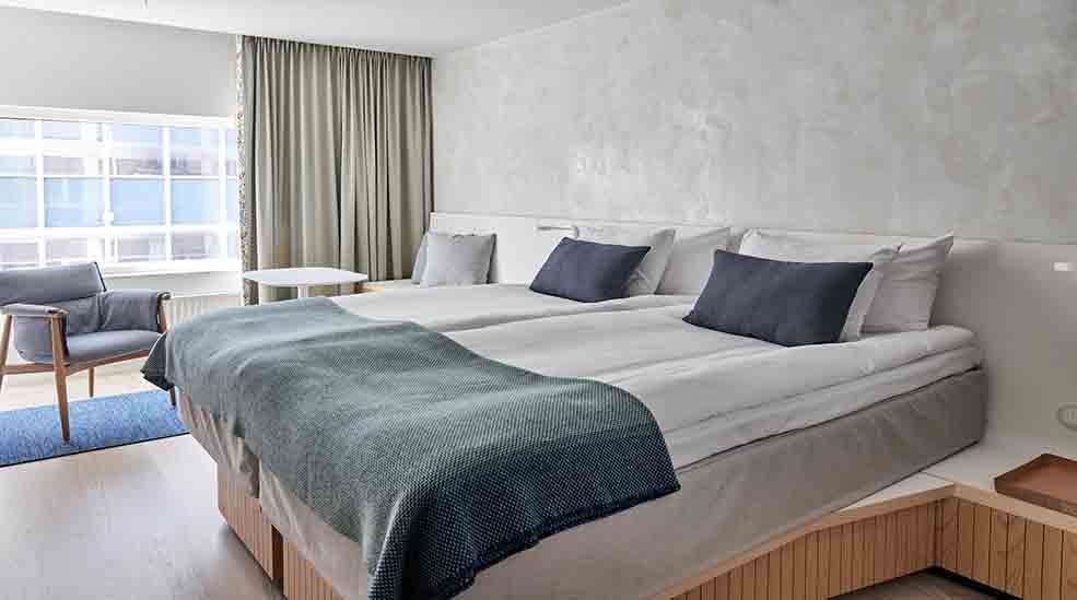 Dobbelseng og stol i skandinavisk design i Superior Double hotellrom med vindu på Nordic Light Hotel i Stockholm