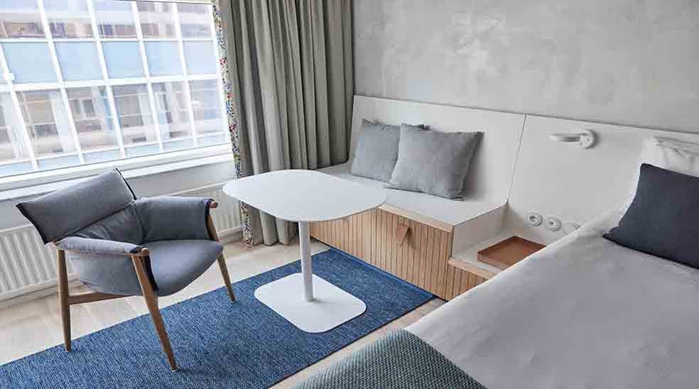 Sitteplass med bord og stol i skandinavisk design i Superior Double hotellrom med vindu på Nordic Light Hotel i Stockholm
