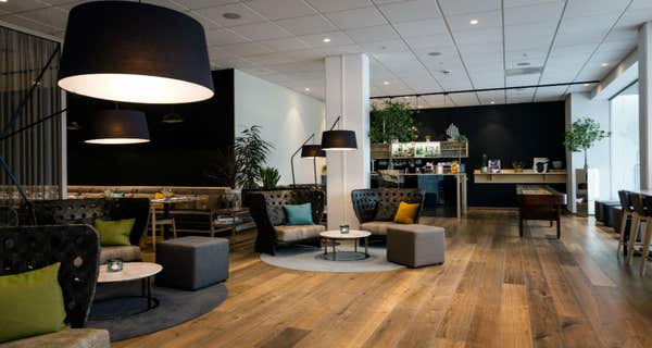 Loungeområde med sofa, shuffelboard og bar ved Quality Hotel Edvard Grieg Bergen