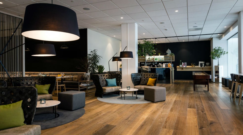 Loungeområde med sofa, shuffelboard og bar ved Quality Hotel Edvard Grieg Bergen