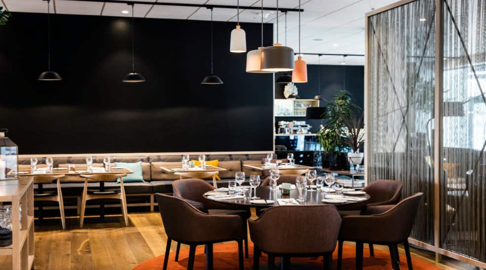 Resturant Brasserie X, dekket rundbord og lamper ved Quality Hotel Edvard Grieg Bergen