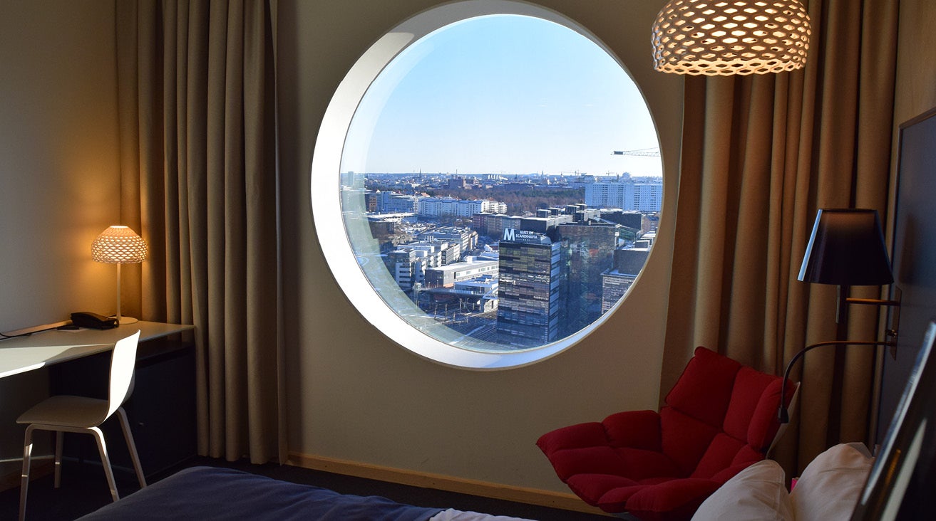 Arbeidsområde og vindusutsikt fra Standardrom på Quality Hotel Friends