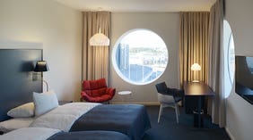 Superior dobbeltrom med runde vinduer og utsikt over Solna