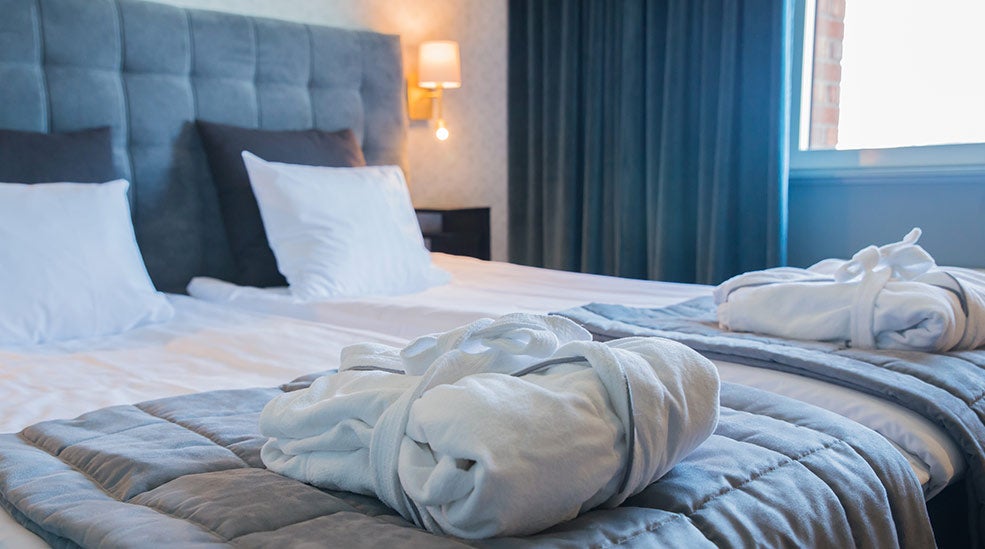 Seng og morgenkåpe i Superior dobbeltrom på Quality Hotel Galaxen i Borlänge