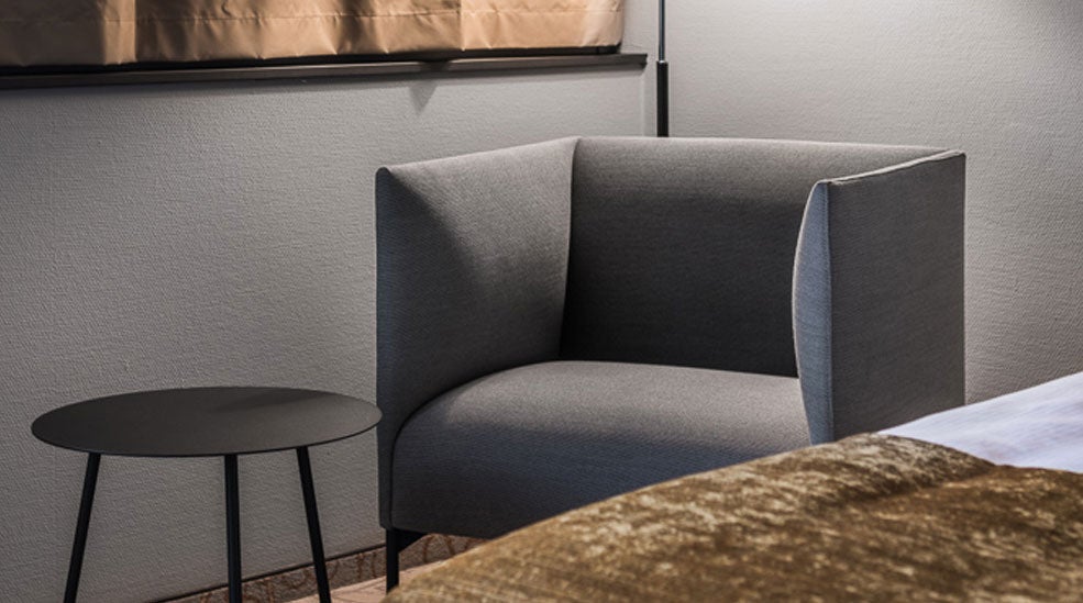 Grå stol og sort sidebord i Superior dobbeltrom ved Quality Hotel Royal Corner