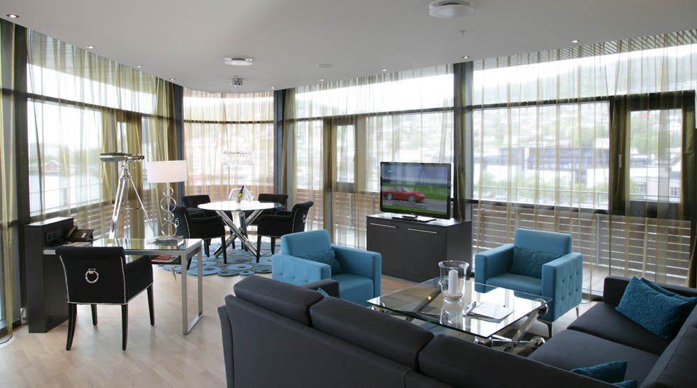Stue i stor og moderne suite på Quality Hotel Ulstein