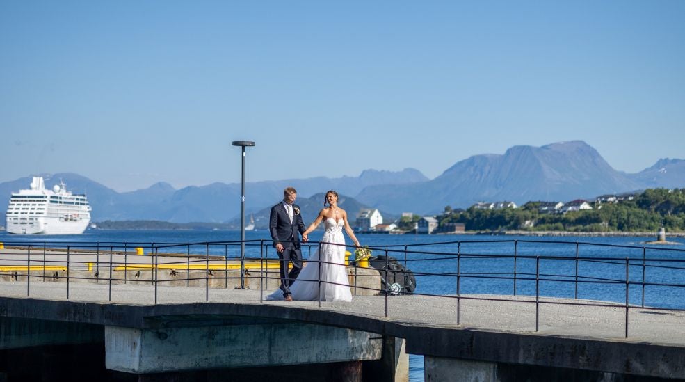 Omgitt av fjord, fjell og utsikt – alt samlet på ett sted midt i vakre Ålesund.