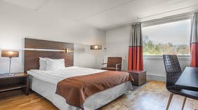 Dobbeltseng, arbeidsområde vindu og lenestol i moderate dobbeltrom på Quality Hotel Winn, Göteborg
